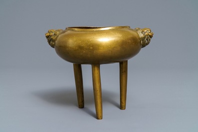 Un br&ucirc;le-parfum tripod en bronze aux anses en forme de t&ecirc;tes de lions, Chine, 19/20&egrave;me