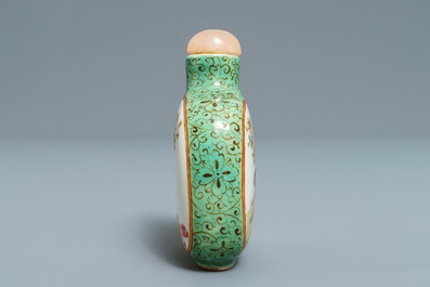 Une tabati&egrave;re en porcelaine de Chine famille rose, marque et &eacute;poque de Daoguang