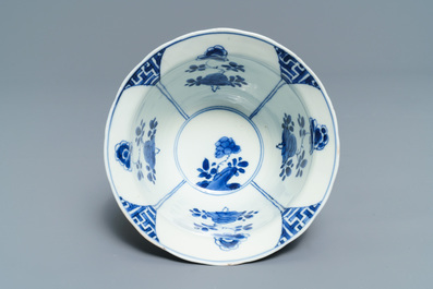 Six bols sur supports en porcelaine de Chine bleu et blanc, Kangxi