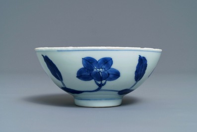 Un bol de style Ming en porcelaine de Chine bleu et blanc, marque et &eacute;poque de Yongzheng