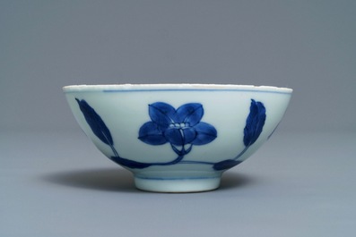 Een Chinese blauwwitte Ming-stijl 'palace bowl', Yongzheng merk en periode