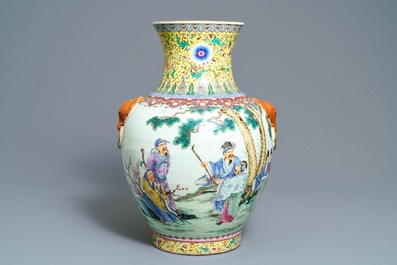 Un grand vase en porcelaine de Chine famille rose, marque de Qianlong, 20&egrave;me