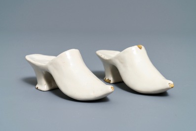 Een paar wit Delftse modellen van muiltjes, 18e eeuw