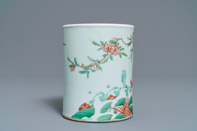 Un pot &agrave; pinceaux en porcelaine de Chine famille verte, Kangxi