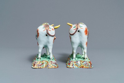 Een paar polychrome Delftse petit feu en vergulde modellen van koeien, 1e helft 18e eeuw