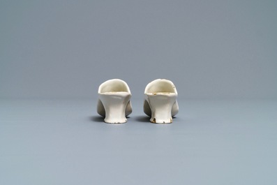 Une paire de mod&egrave;les de mules en fa&iuml;ence blanche de Delft, 18&egrave;me