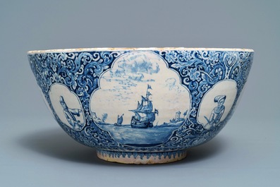 Un grand bol en fa&iuml;ence de Delft bleu et blanc &agrave; sujet maritime et figurant Atlas, 18&egrave;me