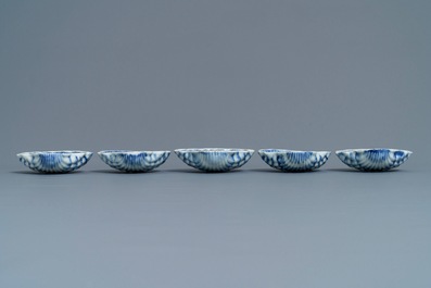 Cinq raviers en forme de coquille en porcelaine de Chine bleu et blanc, Qianlong