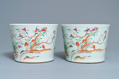 Une paire de jardini&egrave;res en porcelaine de Chine famille rose &agrave; d&eacute;cor de p&ecirc;ches, 19&egrave;me