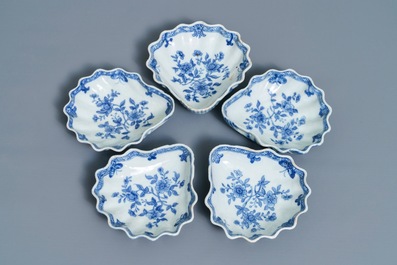 Cinq raviers en forme de coquille en porcelaine de Chine bleu et blanc, Qianlong