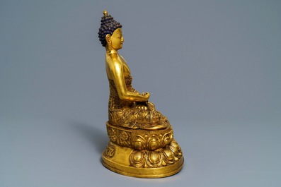 Een grote Chinese verguld bronzen figuur van Boeddha Amitayus, 19/20e eeuw