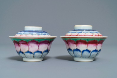 Une paire de bols couverts sur pr&eacute;sentoirs en porcelaine de Chine famille rose, Qianlong