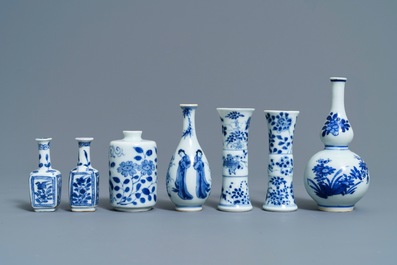 Sept vases miniatures en porcelaine de Chine bleu et blanc, Kangxi