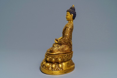 Een grote Chinese verguld bronzen figuur van Boeddha Amitayus, 19/20e eeuw