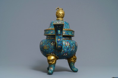 Een grote Chinese cloisonn&eacute; wierookbrander met deksel, 18/19e eeuw