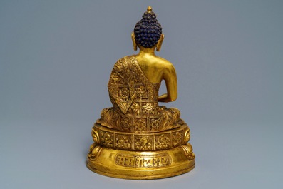 A large Chinese gilt bronze figure of Buddha Amitayus, 19/20th C.