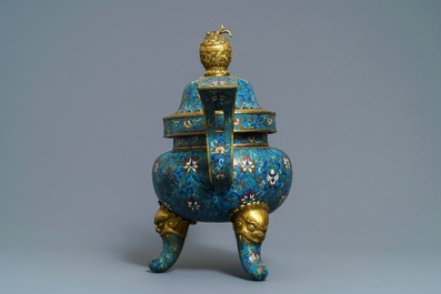 Een grote Chinese cloisonn&eacute; wierookbrander met deksel, 18/19e eeuw