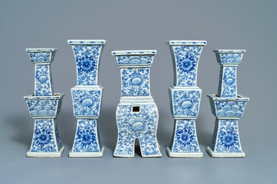 Een vijfdelige Chinese blauwwitte altaar garnituur, 19e eeuw