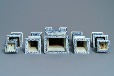 Une garniture d'autel en porcelaine de Chine bleu et blanc, 19&egrave;me