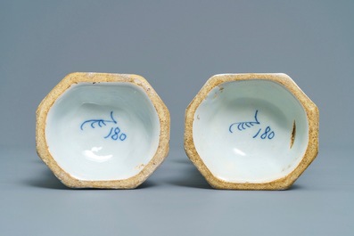 Une garniture de cinq vases en fa&iuml;ence de Delft bleu et blanc &agrave; d&eacute;cor d'oiseaux de paradis, 18&egrave;me