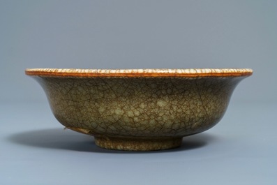Un bol en porcelaine de Chine de type ge, Qianlong