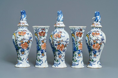 Une garniture de cinq vases en fa&iuml;ence de Delft polychrome &agrave; d&eacute;cor romantique, 18&egrave;me