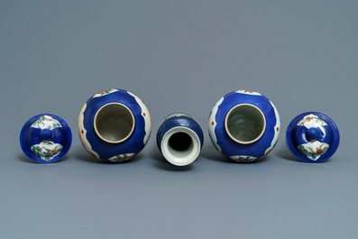 Trois vases en porcelaine de Chine famille verte sur fond bleu poudr&eacute;, 19&egrave;me