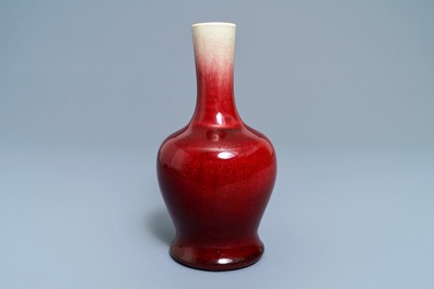 Un vase en porcelaine de Chine rouge langyao, 19&egrave;me