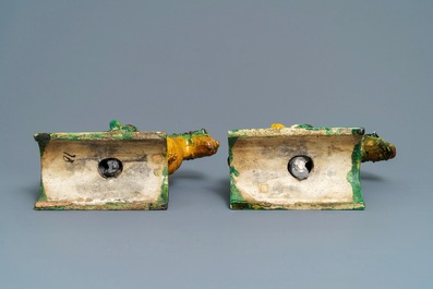 Twee Chinese geel en groen-geglazuurde daktegels in de vorm van ruiters, Ming