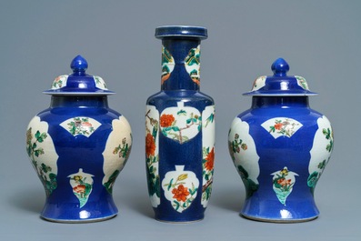 Drie Chinese famille verte vazen met poederblauwe fondkleur, 19e eeuw