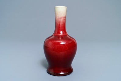 Un vase en porcelaine de Chine rouge langyao, 19&egrave;me