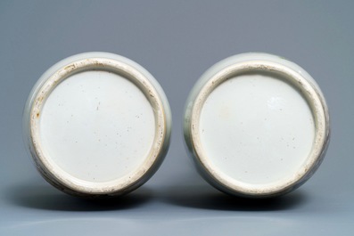 Une paire de vases en porcelaine de Chine qianjiang cai &agrave; d&eacute;cor de chiens P&eacute;kinois, 19&egrave;me