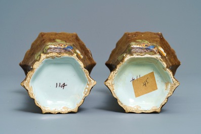 Een polychroom Delfts vijfdelig kaststel met capucijn bruine ondergrond, 18e eeuw