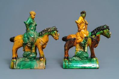Deux tuiles faiti&egrave;res &eacute;maill&eacute;es jaune et vert en forme de cavaliers, Ming