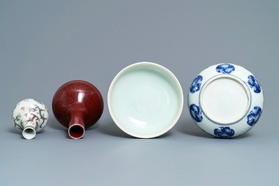 Deux vases et un bol couvert en porcelaine de Chine, 19&egrave;me