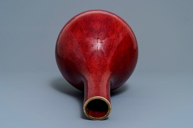 Un vase de forme bouteille en porcelaine de Chine sang de boeuf, Qianlong/Jiaqing
