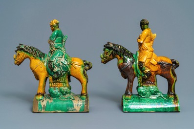 Deux tuiles faiti&egrave;res &eacute;maill&eacute;es jaune et vert en forme de cavaliers, Ming