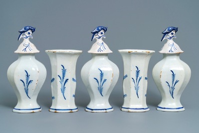 Une garniture de cinq vases en fa&iuml;ence de Delft bleu et blanc &agrave; d&eacute;cor d'oiseaux de paradis, 18&egrave;me