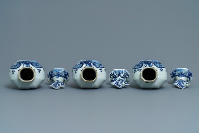Une garniture de cinq vases en fa&iuml;ence de Delft bleu et blanc &agrave; d&eacute;cor pastoral, 18&egrave;me