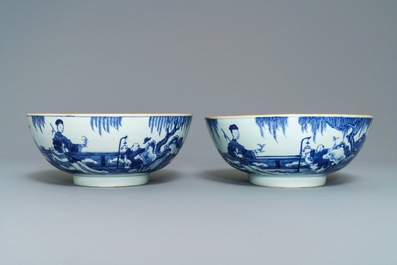 Une paire de bols en porcelaine de Chine bleu et blanc, Yongzheng/Qianlong