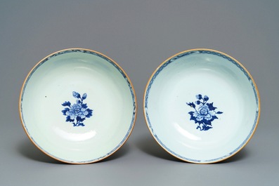 A pair of Chinese blue and white bowls, Yongzheng/Qianlong