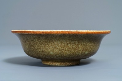 Un bol en porcelaine de Chine de type ge, Qianlong