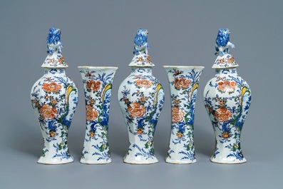Une garniture de cinq vases en fa&iuml;ence de Delft polychrome &agrave; d&eacute;cor romantique, 18&egrave;me