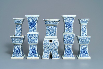 Une garniture d'autel en porcelaine de Chine bleu et blanc, 19&egrave;me