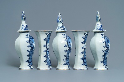 Une garniture de cinq vases en fa&iuml;ence de Delft bleu et blanc &agrave; d&eacute;cor pastoral, 18&egrave;me