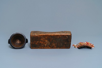 Een Filippijnse Igorot houten kom, twee Afrikaanse neksteunen en een kammetje, 1e helft 20e eeuw