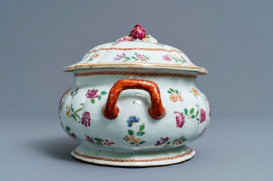 Une terrine en porcelaine de Chine famille rose et deux assiettes en grisaille, Qianlong