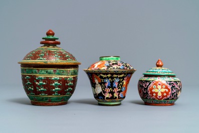 Five Chinese Thai market Bencharong-style bowls, 19th C.