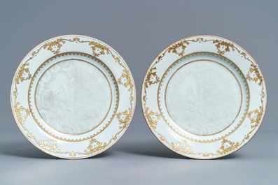 Une terrine en porcelaine de Chine famille rose et deux assiettes en grisaille, Qianlong