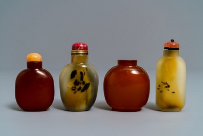 Vier Chinese snuifflesjes in amber en agaat, 19/20e eeuw